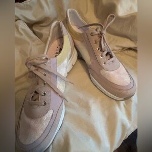 Amazing almost never worn Mephisto women’s lady sneakers! Pink and cream size 11